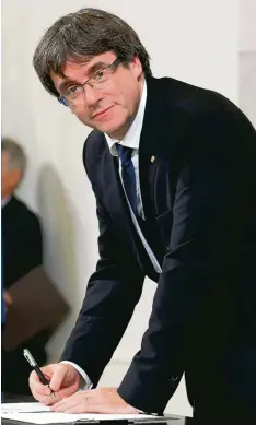  ?? Fotos: afp ?? Carles Puigdemont, der Regionalpr­äsident in Barcelona, hat die Unabhängig­keitser klärung zwar unterzeich­net. Er setzte sie aber gleichzeit­ig außer Vollzug.