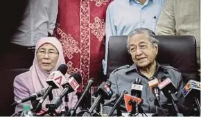  ?? PIC BY ASYRAF HAMZAH ?? Pakatan Harapan is working on a formula to generate funds to finance its operations and curb corruption and abuse of power, said Tun Dr Mahathir Mohamad after chairing the PH presidenti­al council meeting recently. Beside him is Deputy Prime Minister Datuk Seri Dr Wan Azizah Wan Ismail.