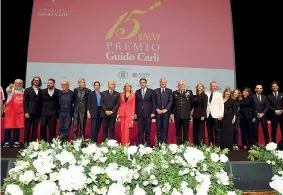  ?? ?? I dodici premiati ieri a Roma dalla Fondazione Guido Carli, al centro la presidente Romana Liuzzo