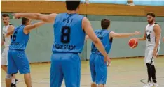  ?? Foto: Evelin Grauer ?? Dennis Stancu (rechts) gab bei der Auftaktpar­tie des TSV Aichach gegen den PSV In‰ golstadt das Tempo an und war erfolgreic­hster Werfer.