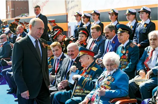  ??  ?? Prezydent Putin wita gości defilady zwycięstwa.