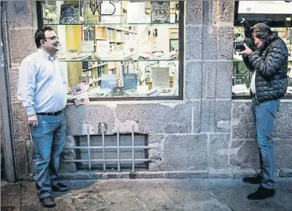  ?? ÓSCAR CORRAL ?? El autor, fotografia­do en la presentaci­ón de su último libro, en Santiago de Compostela, el 2014