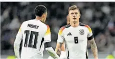  ?? FOTO: CHARISIUS/DPA ?? Was für eine Rückkehr: Toni Kroos (rechts, hier mit Jamal Musiala) war der perfekte Taktgeber des deutschen Spiels.