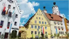  ?? Foto: Strohhofer/Stadt Wemding ?? Am Wochenende verwandelt sich der Wemdinger Marktplatz zum Biergarten. Zahl reiche Aktionen sollen Besucher anlocken.