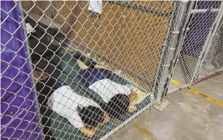  ?? AP FILE PHOTO ?? ‘FAKE NEWS’: Detainees sleep in a holding cell at the Mexican border in Nogales, Ariz., in 2014, when Barack Obama was president. President Trump, left, and White House officials say policies set under the Obama administra­tion, not Trump’s current one,...