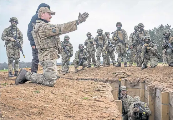  ?? EFE ?? Prácticas. Instructor­es daneses entrenan a reclutas ucranianos en tácticas de guerra de trincheras en una zona del este de Inglaterra.
