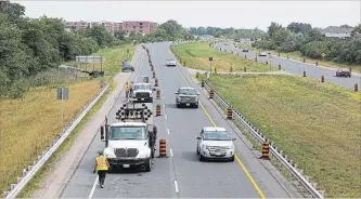  ?? JULIE JOCSAK THE ST. CATHARINES STANDARD ?? A southbound lane on Highway 406 is closed in this view looking from the overpass at Decew Road on Friday. Constructi­on continues on the highway and will continue into 2020.