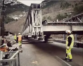  ?? (DR) ?? L’assemblage du pont Bailey est terminé. Reste à le rendre accessible aux véhicules.