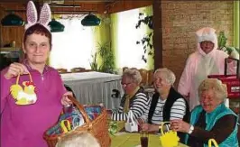  ??  ?? Die Osterhasen Christa Groß und Ines Leipold verteilten als Osterhasen verkleidet kleine Präsente an die Senioren. Foto: Thomas Leipold