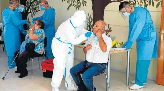  ?? ELISEO TRIGO / EFE ?? Sanitarios realizando pruebas PCR a los vecinos de O Incio, en Lugo