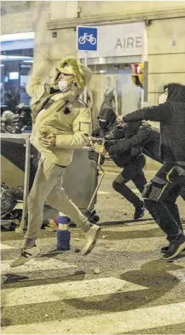  ?? Ferran Nadeu ?? Violencia tras una manifestac­ión en favor de Pablo Hasél en BCN.