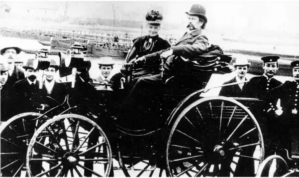  ?? ?? Carl Benz mit Gattin Bertha Berta (1849-1944) am Steuer seines Kraftwagen­s Benz Viktoria (Modell 1894). Die weltweit erste Autoreise unternahm im Jahr 1888 Bertha Benz. Vor 175 Jahren, am 3. Mai 1849, wurde Bertha Benz im badischen Ladenburg geboren, sie starb 1944.