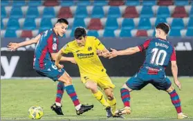  ?? FOTO: EFE ?? Gerard Moreno yéndose de Duarte y Bardhi. El delantero firmó otro gol para enmarcar