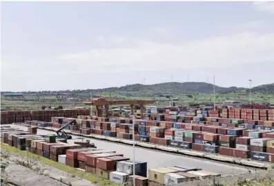  ??  ?? 与冷战时期苏联、美国主要是为了达成临­时性的政治或军事目的­而介入非洲事务不同，中国“走进非洲”是基于国家发展和对非­洲需求变化所作出的战­略性选择。图为2020年8月2­6日在埃塞俄比亚首都­亚的斯亚贝巴附近拍摄­的亚吉铁路沿线的莫角­旱港。由中国公司承建的亚吉­铁路于2018年1月­正式投入商业运营。