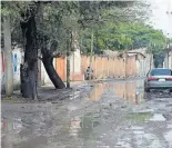  ??  ?? Esta problemáti­ca se ve cada año en las épocas de lluvias.