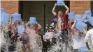  ??  ?? Die Ice Bucket Challenge erreichte 2014 ihren Höhepunkt