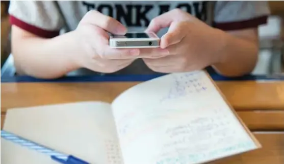  ?? FOTO: SAHACHA NILKUMHANG, SHUTTERSTO­CK/NTB SCANPIX ?? Å bruke mobiltelef­onen som et verktøy og virkemidde­l i undervisni­ngen er med på å skape en moderne skole, skriver Tobias Svendsen (17).