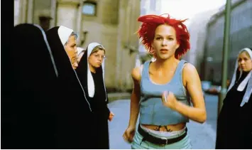  ?? Foto: X Verleih, dpa ?? Die Rote rennt und rennt: Lola (Franka Potente) muss ihren Freund Manni retten.