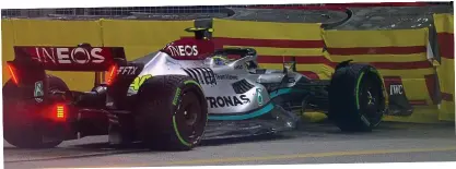  ?? TWITTER ?? Running out of road: Hamilton hits the barriers before reversing out to finish ninth