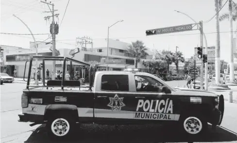  ?? EL DEBATE ?? > Agentes de la Policía Municipal buscaron al asaltante del cliente del banco pero lo ubicaron.