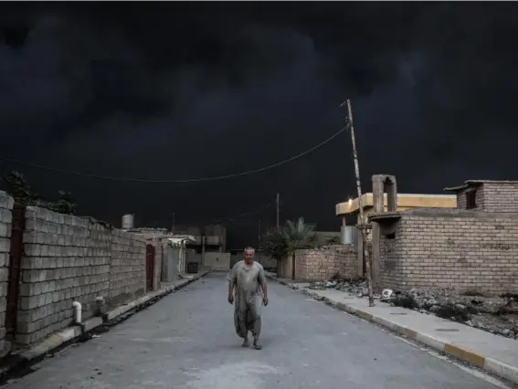  ??  ?? Streets were left ashen after a large oil fire was set ablaze in the Qayyarah area, south of Mosul (AFP/Getty)