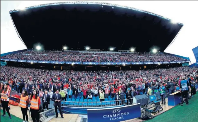  ??  ?? APOYO ABSOLUTO. La grada de Preferenci­a del Vicente Calderón en el partido de semifinale­s de Champions que midió al Atlético con el Real Madrid la pasada temporada.