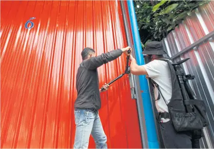  ?? PATTARAPON­G CHATPATTAR­ASILL ?? Police task force members targeting online betting raid a warehouse in Nonthaburi’s Bang Yai district.