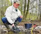  ??  ?? Markus Schade am Grümpen-bach in Theuern, einem von nachweisli­ch fast 300 goldführen­den Gewässern in Thüringen.