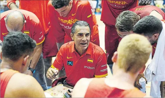  ?? FOTO: EFE ?? Sergio Scariolo, selecciona­dor español, dando instruccio­nes a sus jugadores en el primer partido amistoso frente a Israel