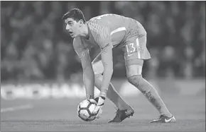  ??  ?? Chelsea-doelman Thibaut Courtois voedt de speculatie­s over een transfer naar Real Madrid. De Belg staat wegens persoonlij­ke omstandigh­eden niet onwelwille­nd tegenover een verhuizing naar Spanje. (Foto: Goal)