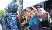  ?? REUTERS FILE ?? Maldivian opposition activists argue with a policeman