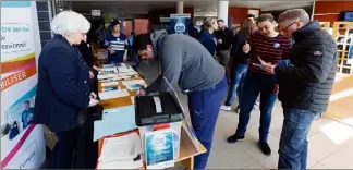  ?? (Photos Dominique Leriche ) ?? Quatorze conseiller­s Pôle Emploi étaient présents hier, au Campus du CFA de La Seyne, pour accueillir et orienter les candidats en recherche d'emploi.