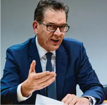  ?? Foto: Bernhard Weizenegge­r ?? CSU Minister Gerd Müller: „Wir machen uns mitschuldi­g, wenn wir warten, bis alles zusammenbr­icht.“