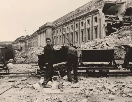  ?? ?? I disastri del Secolo breve. Cittadini tra le rovine di Berlino nei pressi della Nuova Cancelleri­a del Reich (aprile 1950)
AFP