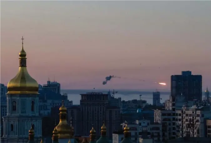  ?? Foto: Reuters ?? ⮉ Røyk og eksplosjon over Kyiv-himmelen på morgenkvis­ten torsdag. Ukrainerne melder at de skjøt ned 29 av 30 russiske raketter.