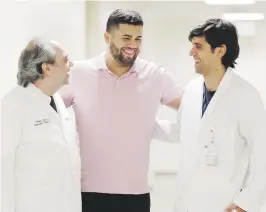  ??  ?? El doctor Ulises Nobo, a la izquierda, y el doctor Juan Ramos, a la derecha, están entre los médicos que lideraron la misión para salvar la vida de Carlos.