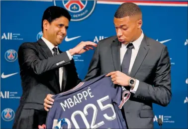  ?? ?? Al Khelaïfi y Mbappé, durante el acto de reonovació­n del francés con el PSG.