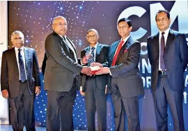  ?? ?? Group CEO of DIMO Mr. Gahanath Pandithage receiving the Award for the "Five Excellent Integrated Reports”