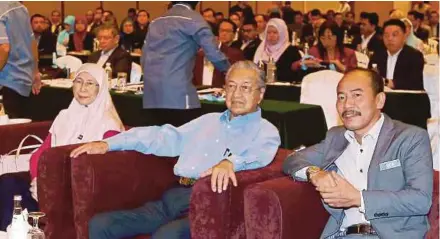  ?? [FOTO AHMAD IRHAM MOHD NOOR /BH] ?? Dr Mahathir bersama Dr Wan azizah dan Ismail Kerajaan di Putrajaya, semalam. pada Program Eksekutif Khas Anggota Pentadbira­n