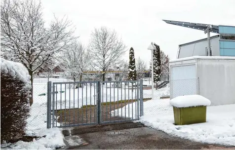  ?? Foto: Alexander Kaya ?? An der Grundschul­e Nord in Weißenhorn (rechts ragt das Gebäude hervor) gibt es nach Angaben der Stadtverwa­ltung nur einen möglichen Standort für die provisoris­che Er weiterung. Das wäre die hier gezeigte Fläche hinter dem Zaun.