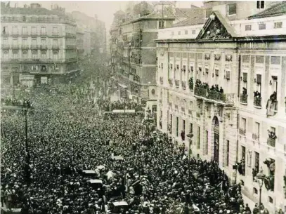  ?? EFE ?? La Puerta del Sol el 14 de abril de 1931 rebosaba gente, era el inicio de la República