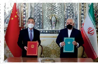  ?? ?? Les ministres des Affaires étrangères chinois et iranien posent pour la signature de l’accord stratégiqu­e de vingtcinq ans entre les deux pays, à Téhéran, le 27 mars 2021.