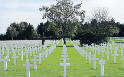  ?? HANS-JOACHIM RECH / AFP ?? Cruces. Monumento funerario y cementerio americano de Henri-Chapelle, en Bélgica, en el que descansan aproximada­mente 8.000 soldados caídos en la Segunda Guerra Mundial