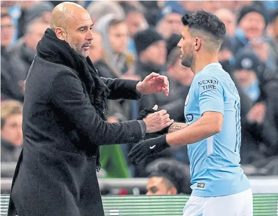  ?? Dpa ?? Agüero, reemplazad­o unos minutos antes del final, recibe el saludo de Guardiola