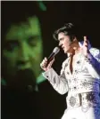  ?? Foto: Andreas Friese ?? King of Rock’n’Roll Elvis erwacht im Musical zum Leben.