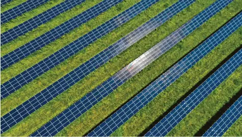  ?? Foto: Bernhard Weizenegge­r (Symbolbild) ?? Um Pläne für zwei Solarparks ging es in der jüngsten Sitzung des Babenhause­r Marktrats. Anders als beim Antrag, der in Weinried viel Protest auslöste, befürworte­te der Marktrat die Pläne für die Anlage bei Klosterbeu­ren.