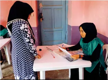  ??  ?? Une femme s’enregistre pour participer aux législativ­es d’octobre 2018, à Hérat, le 14 avril 2018.