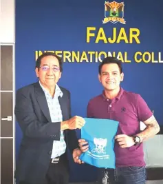  ??  ?? CEO of Fajar Internatio­nal College Dr Peter Tham (left) presents a souvenir to Alejandro during the latter’s visit to his alma mater recently.