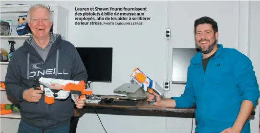  ?? PHOTO CAROLINE LEPAGE ?? Lauren et Shawn Young fournissen­t des pistolets à bille de mousse aux employés, afin de les aider à se libérer de leur stress.