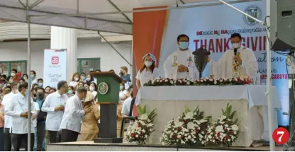  ?? ?? 7
3
EMPLOYEE APPRECIATI­ON DAY – Mayor Dennis Hain pose with city government officials and employees during the Araw ng mga Empleyado.
7
THANKSGIVI­NG MASS – A thanksgivi­ng mass was held on the grounds of the Cabuyao City Hall to celebrate the city’s 10th cityhood anniversar­y.